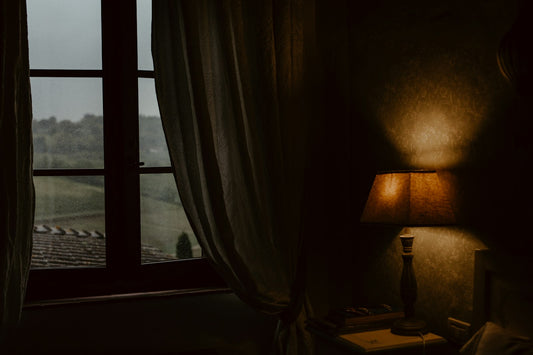 Lámpara junto a una ventana